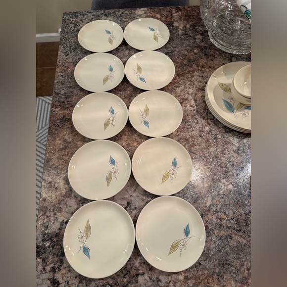 Vintage Salem China Company dinnerware in the "Biscayne" pattern - Picture 7 of 16